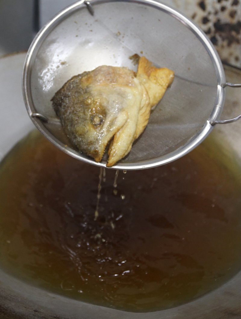 以高温油炸没有裹粉的三文鱼头，可为鱼汤提香。
