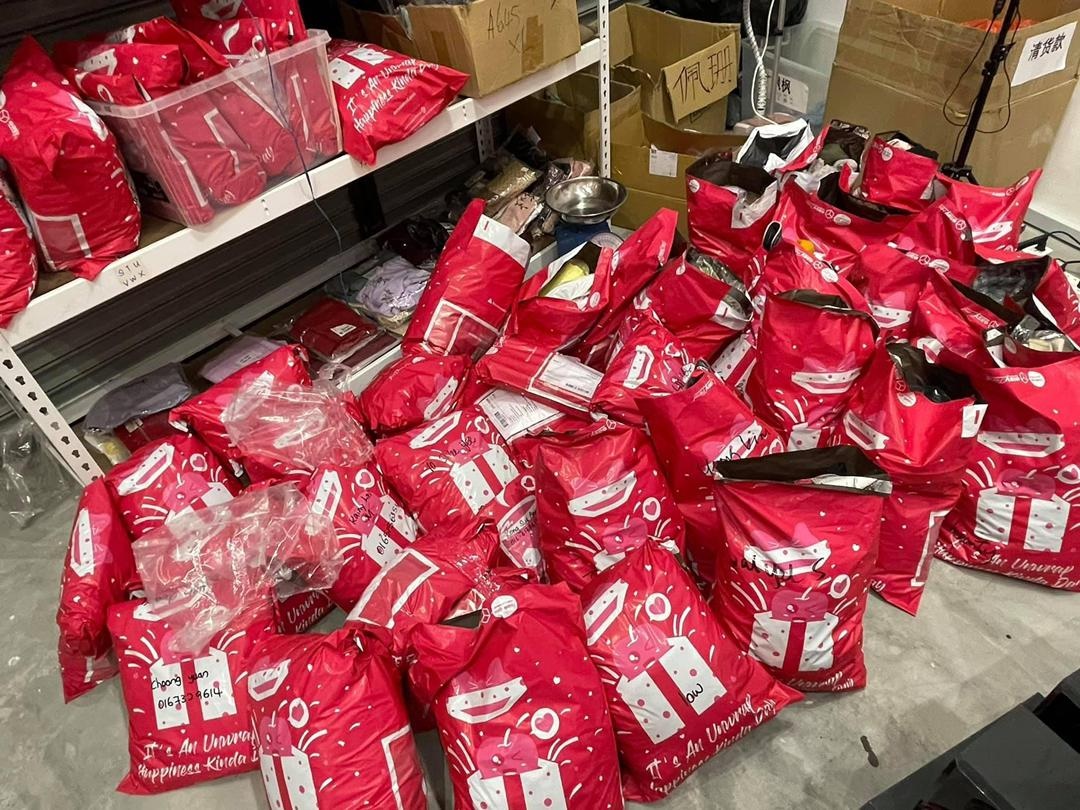 这些红色包裹准备要寄给顾客。