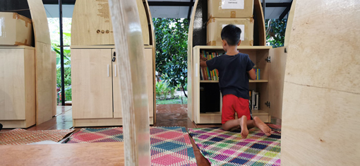 社区图书馆成为孩子喜欢逗留的地方。