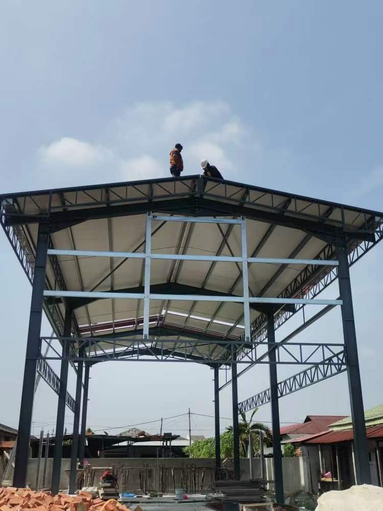 巴占阮梁圣佛信徒会新会所建筑工程已如火如荼进行，目前已进入盖屋顶阶段。