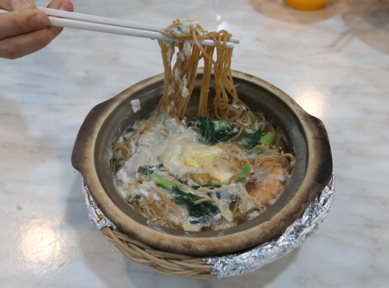 砂煲伊面搭配小虾及猪肉片，再淋上原味汤头，味道浓郁鲜甜。