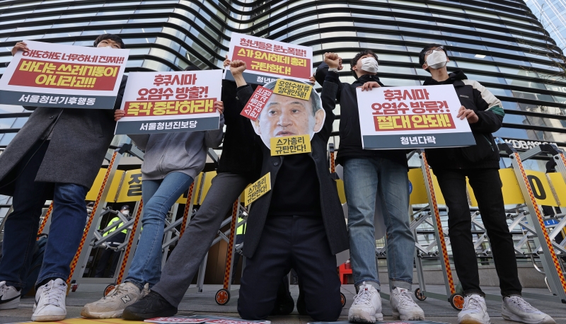 韩国公民活动人士在日本驻首尔大使馆外，抗议日本决定将核污水排入大海。（图：欧新社）