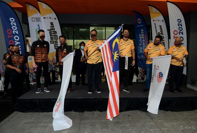 利查马力肯（中）联同李宗伟（左起）、诺萨、诺阿兹曼（右起）、梅格和旺阿末法依沙为“2020东京之路”环马来西亚脚车行挥旗。
