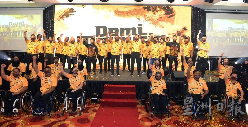 大部分东奥及残奥选手及即将获得参赛资格的羽球员都出席了东奥倒数100天仪式，健儿们在青体部长利查马力肯的带领下，一同高喊口号为马来西亚而战。