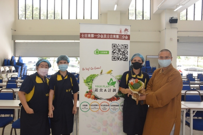 如彬法师（右）恭喜（左起）陈宝丽副会长、杨带娣及庄咏祯三人努力烹调的擂茶，获大众喜爱。