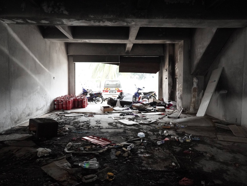 废置店面成为垃圾场，堆积了许多工业废料等垃圾。