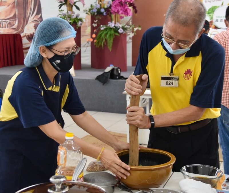获得最佳人气奖的客家传统美食擂茶，是由庄咏祯（左）及陈邦国（右）努力擂出具传统美味的擂茶。