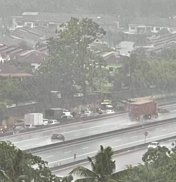 怡保今日下午一场豪雨后，在南北大道从九洞往巴占的南下方路段向发生倒树，造成交通中断。（Credit ： Desmond Chan）