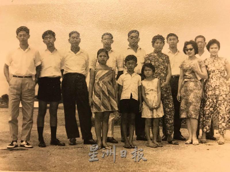 1960年，黄良华的长兄（后排右四）赴美升学，黄良华（前排中）随家人到诗巫机场为兄长送行。