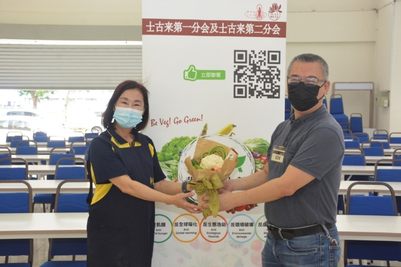 赖春莲（左）以“香椰奶绿豆汤”获最佳人气奖，由林培传会长（左）表扬。