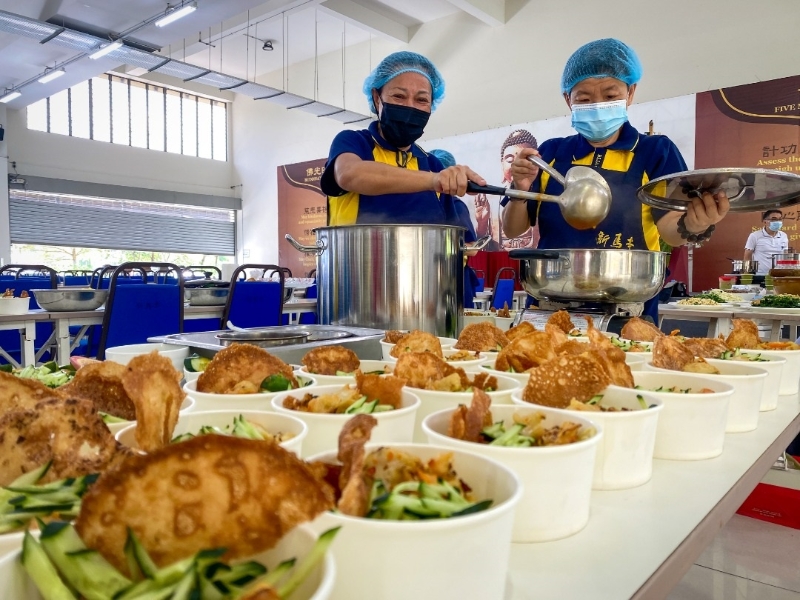 新马寺顿时成为美食广场，以蔬食救地球。