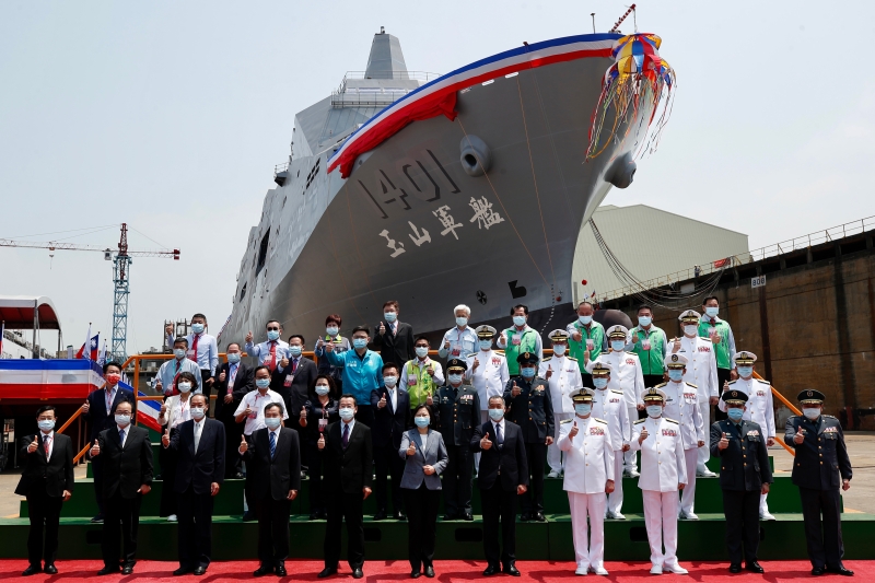 蔡英文（中）主持海军建造的新型两栖船坞运输舰“玉山舰”的命水下水典礼。（图：欧新社）