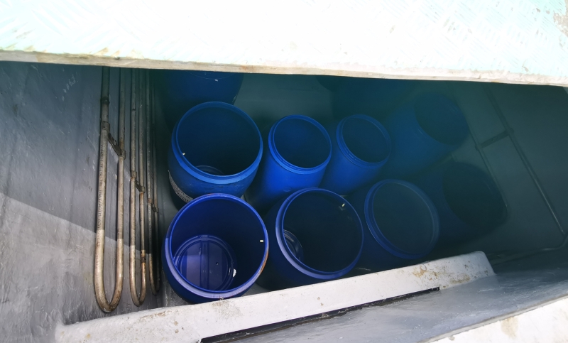 玻璃纤维渔船，改用塑胶桶来装置海产，更符合卫生。