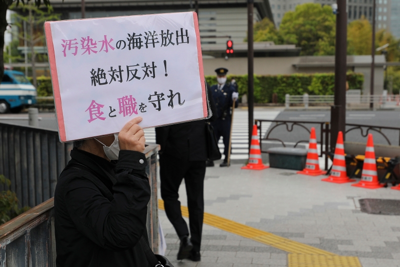 日本民众在日本东京的首相官邸外反对福岛核污水排入大海。　　（图：新华社）