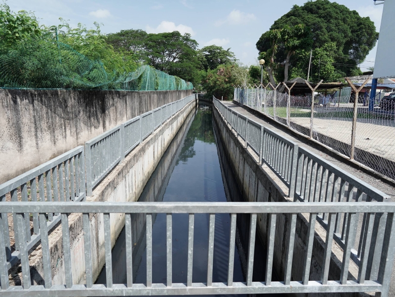 刘志俍认为排水系统应要有连贯性，直接完整地提升排水系统，连接至东圭纳警局后方的大沟渠。