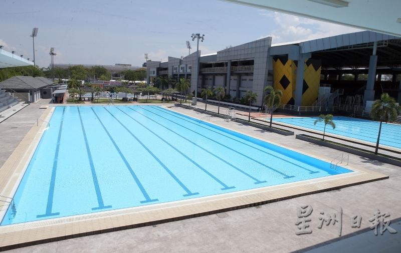 游泳馆共开放4个泳池，最大的成人50公尺泳池顶限为50人。