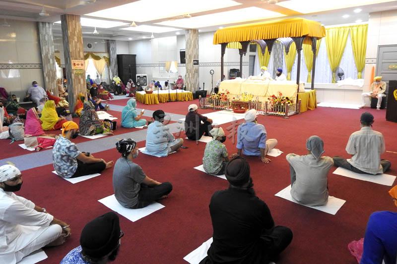 槟城锡克人于瓦沙基日在锡克庙祈祷。