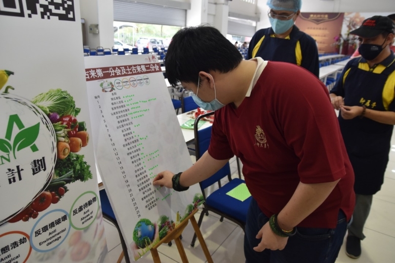 大众品尝美味蔬食后参与评分，遴选最佳人气奖美食。