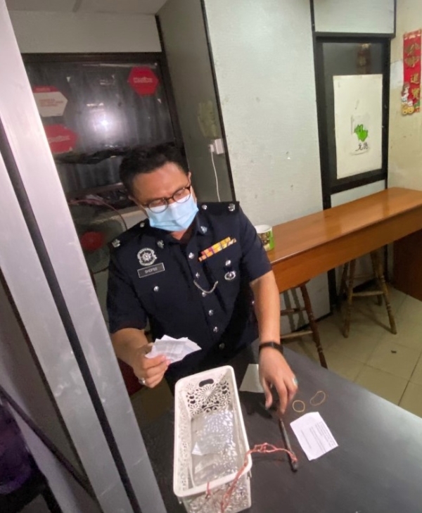 警方在其中一间咖啡店的后部搜获非法万字票投注纸条。
