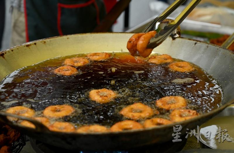 油炸印度甜甜圈，是改良版的印度传统小食，即用老面团和上糖浆，制成中间有孔的甜甜圈，经高温油炸后顿时成为一道一口一个的小食。