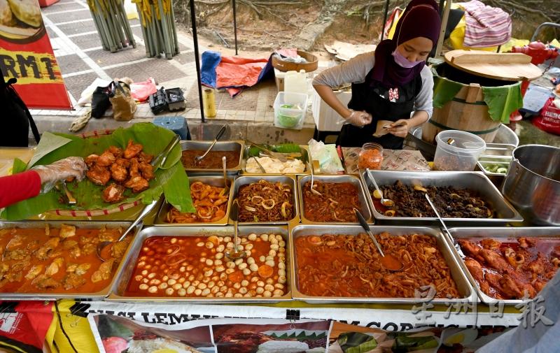 马来美食以各色咖哩为主，他们擅用辛香料，搭配不同肉料 ，煮出一道道刺激感官的美食，直接占领我们的口眼耳鼻舌身意。