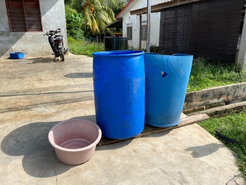 居民每天都这样放着水桶，等著水槽车前去派水。