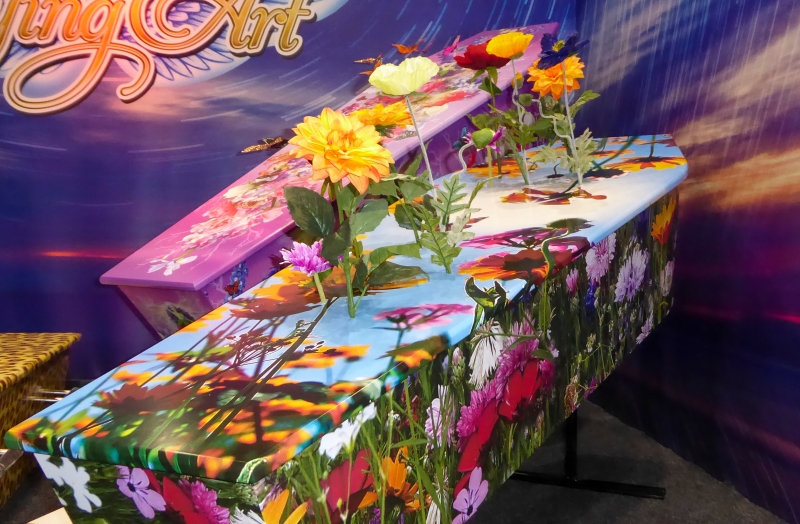 这是一幅以花卉为主题的棺木，希望能为自己的棺木打造美丽的花园。（美联社）