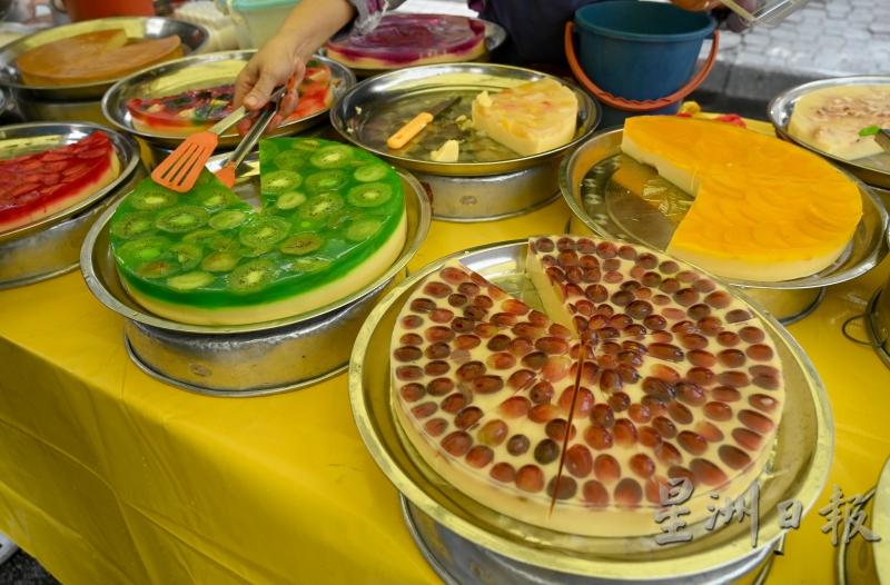 马来人擅制甜食，他们深谙将糖升华至人间美味的密诀，就连家常的燕菜糕，也可以经色素与鲜果，端上一桌的惊艳。