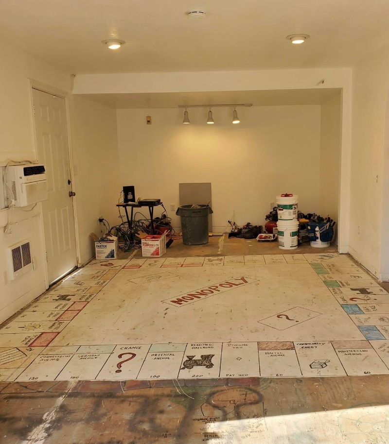 陈年地毯下隐藏著的巨型大富翁游戏地图占满客厅空间，让众多网友大开眼界。（互联网照片）

