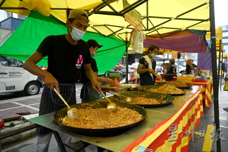 华人炒粉讲究火候，马来人的各式炒粉类则注重酱汁，其制作方法与炒粉类一致，唯加入更多酱汁，让炒粉更湿滑。
