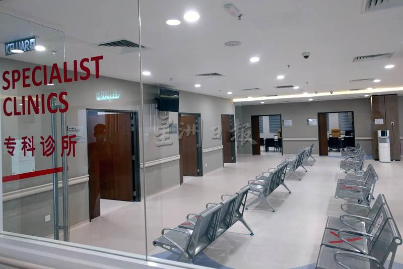槟城极乐寺（慈善）医院是一家专科医院，计有驻院专科医生、附属专科医生及客座专科医生。