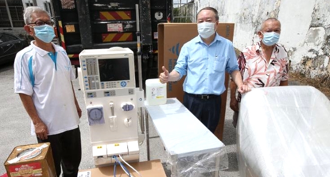 The RM44,000 dialysis machine and food delivered to Sang Riang Senior Citizen's Home. From left: Lee Chick King, Yang Jian Fa and Ye Shui Jin. SIN CHEW DAILY
