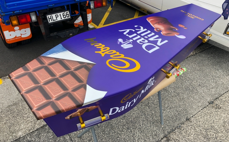 Ross Hall提供的这张照片显示了2020年4月30日在纽西兰奥克兰设计的巧克力棺木。巧克力棺木的设计是否吸引住你的眼球呢？（美联社）