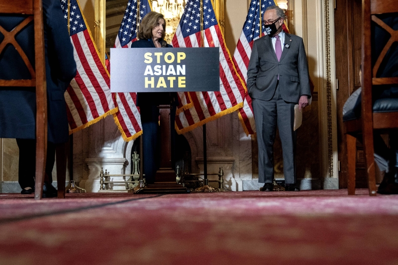 参院多数党领袖舒默(右)、众院议长佩洛西(左) 周二一同呼吁两党携手反击仇恨与暴力，争取本周通过两位民主党亚裔议员提出的《冠病仇恨犯罪法案》。（法新社照片）

