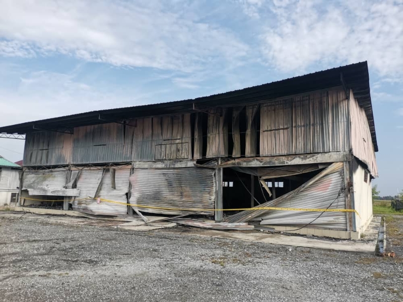新芒魏新邦安拔吉辇路一间货仓发生大火，把货仓内家私等货物烧清光 。