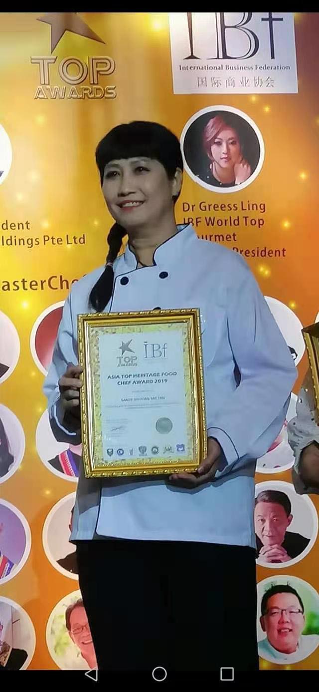 陈妙妙2019年赴新加坡领取国际商业协会（IBF）顶级美食大奖“世界/亚洲传统美食厨师大奖”奖项。（陈妙妙提供）