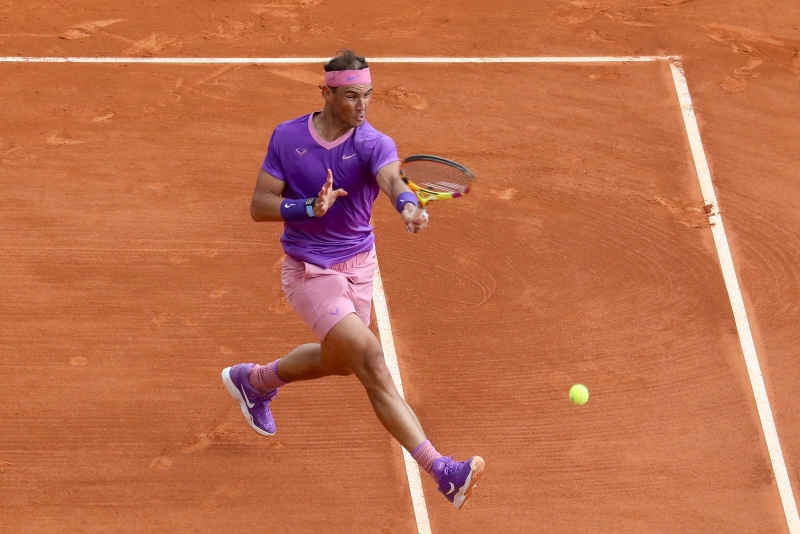 纳达尔以一身粉紫色穿搭亮相蒙地卡罗网球大师赛，强势收获红土赛季首秀开门红 。（法新社照片）