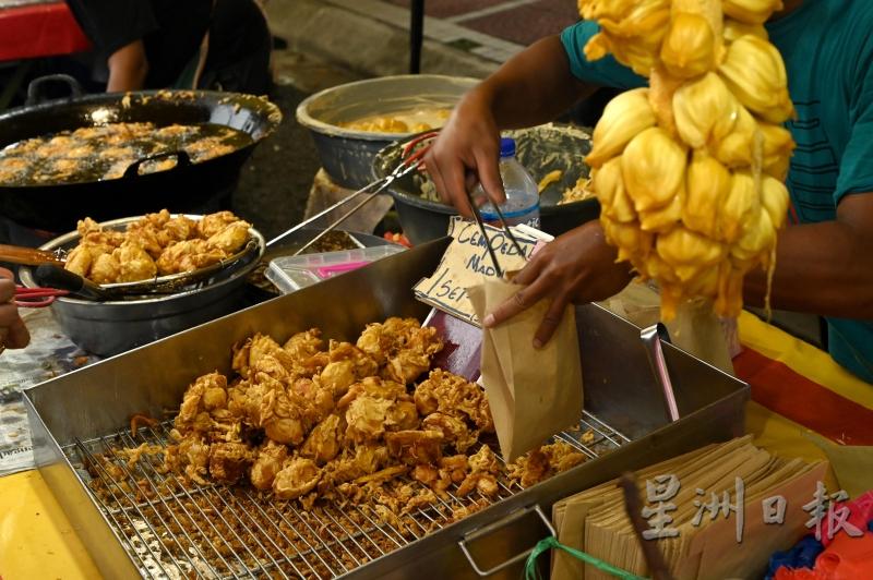 正值波萝蜜盛产季节，擅长炸物的马来人将新鲜果肉裹上脆浆，经高温油炸至爽脆， 是一道非常可口的小食。