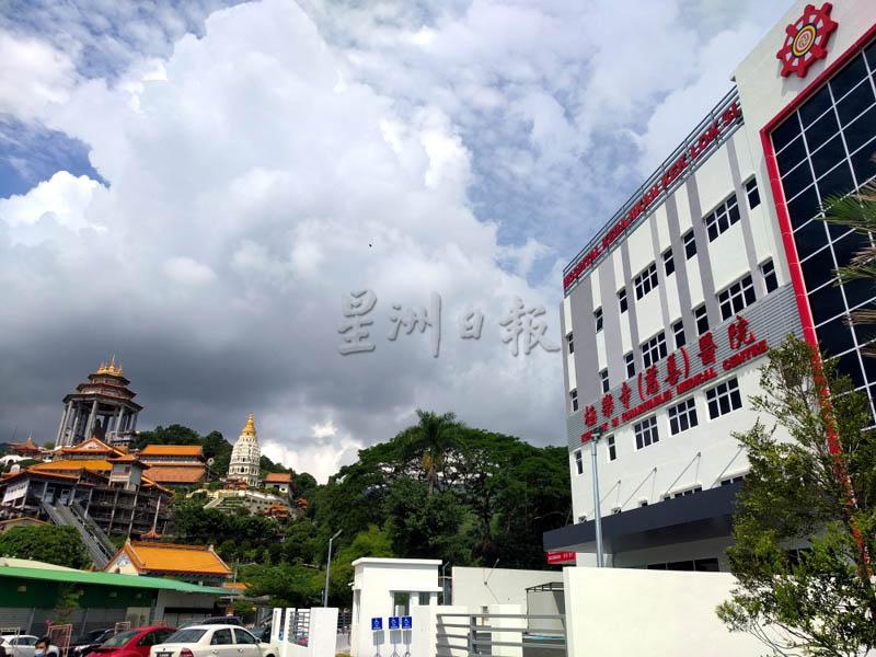 全马首间佛教医院─槟城极乐寺（慈善）医院与极乐寺毗邻。