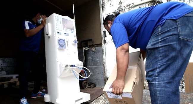 Logistic company workers are loading the dialysis machine into the lorry to be delivered to the home in Triang. SIN CHEW DAILY