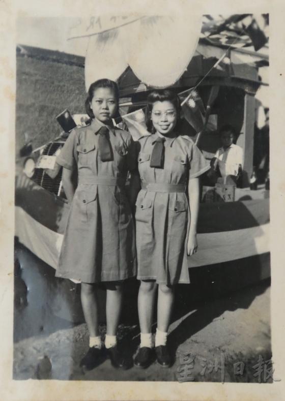 当跳班升上初中三的黄兼博（右）受到同学排济时，陈丽容（左）挺身而出，对她照顾有加，两位好友还一起成了华文女校的女里军的创团者。