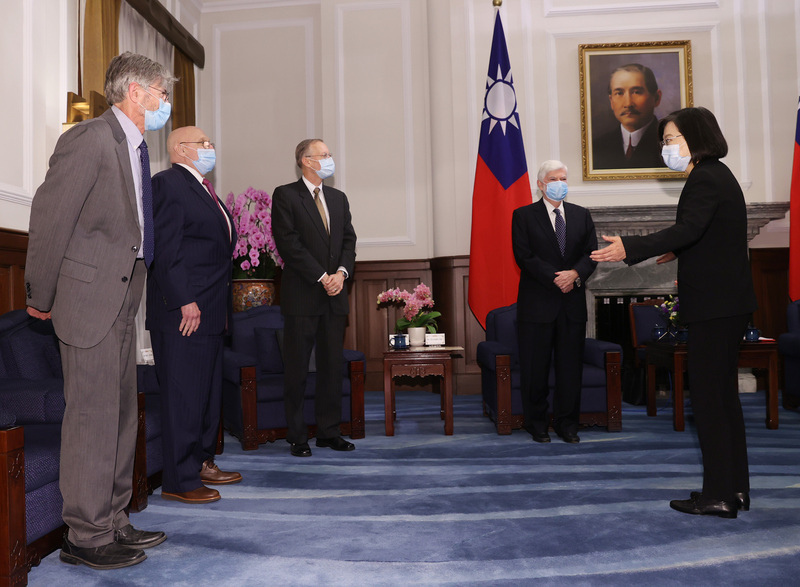 台湾总统蔡英文（右）周四在总统府接见美国总统拜登派遣资深访团前参议员多德（右二）、美国在台协会（AIT）处长郦英杰（左三）、前副国务卿阿米塔奇（左二）和斯坦伯格（左），欢迎他们来访。(中央社照片)