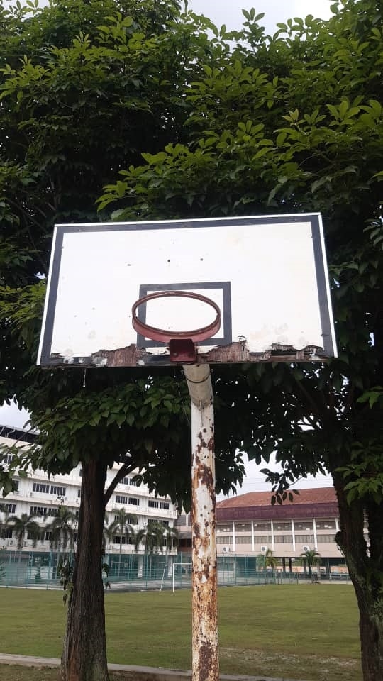 篮球框架不堪日晒雨淋，篮球板早已毁坏不堪。