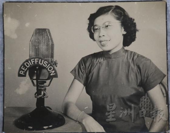 1949年3月，英国电缆转播商丽的呼声（Rediffusion）在香港创办有线广播电台，同年8月，马来亚联合邦的丽的呼声有线电台开业，黄兼博是开台后的第一批全职播音员。