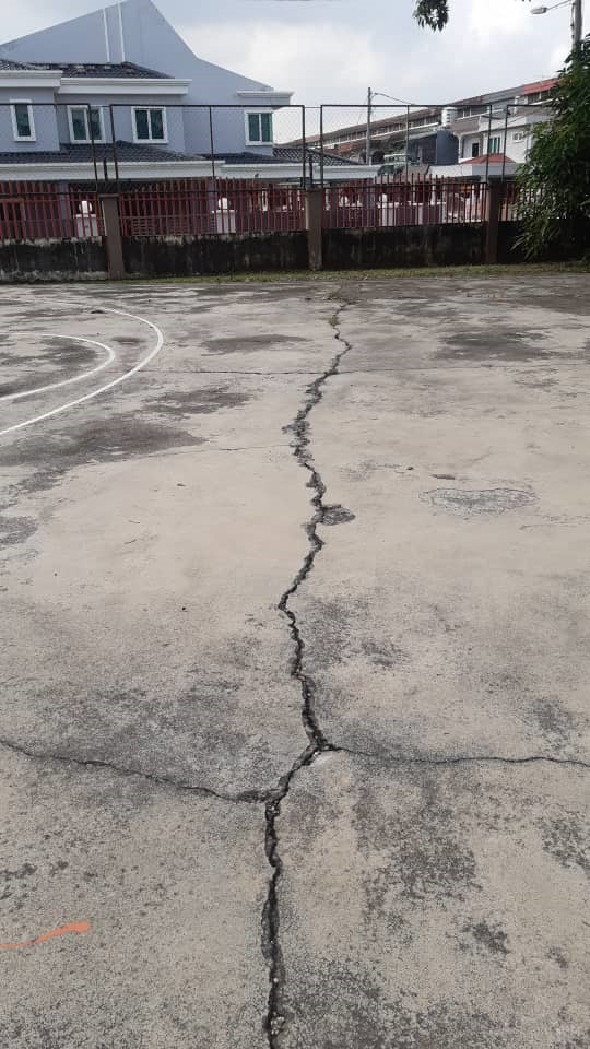 学校现有排球场和篮球场破烂不堪，而且地面石灰地也已出现裂痕。