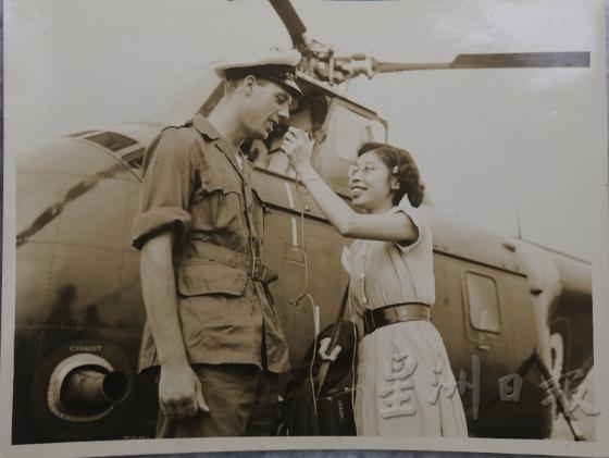 英殖民地时代，正值花样年华的黄兼博第一次乘坐直升机，向听众贴身直击报道马来亚紧急状态下英政府采取的各种措施。