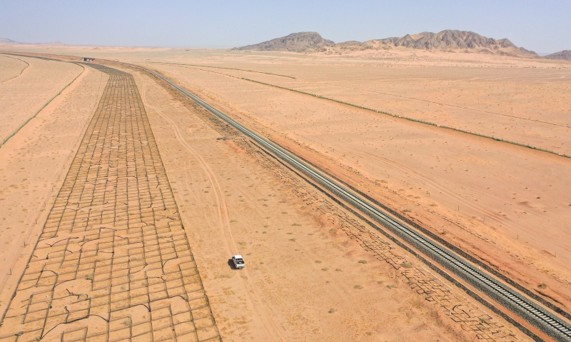 治沙工人日不停蹄制作，目前临策铁路两侧已修建3000万平方米的防沙网格和近1000公里的高沙障。（无人机照片）（新华社）