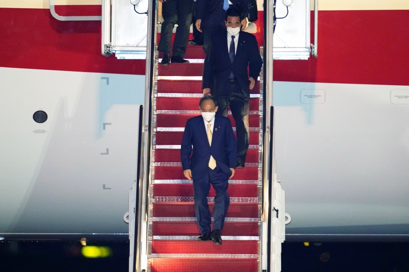 日本首相菅义伟周四晚飞抵达华盛顿市郊的安德鲁斯空军基地，他周五将与拜登会晤，为拜登就任后首次面对面会见外国领袖。（美联社∕法新社照片）
