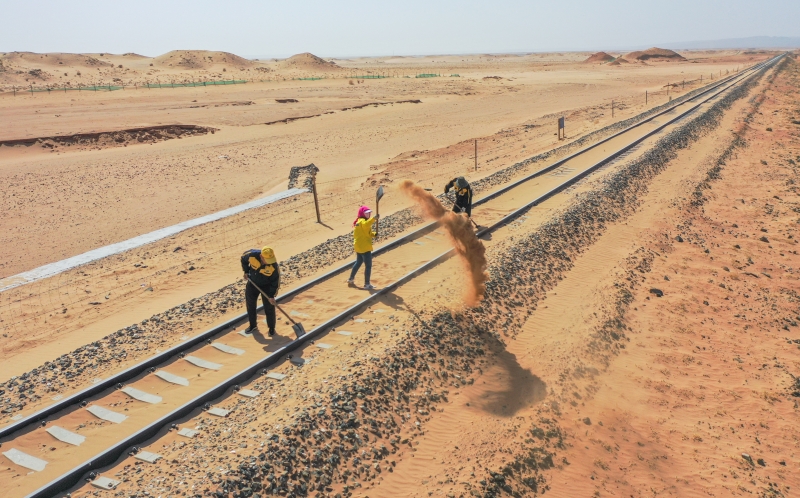 由于地处沙漠边缘，风沙危害是影响临策铁路最大的安全问题。（无人机照片）（新华社）