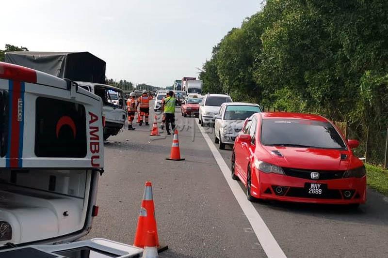 大道工作人员在意外后暂时封路，亚罗士打南下本同方向的车辆只能使用应急车道。